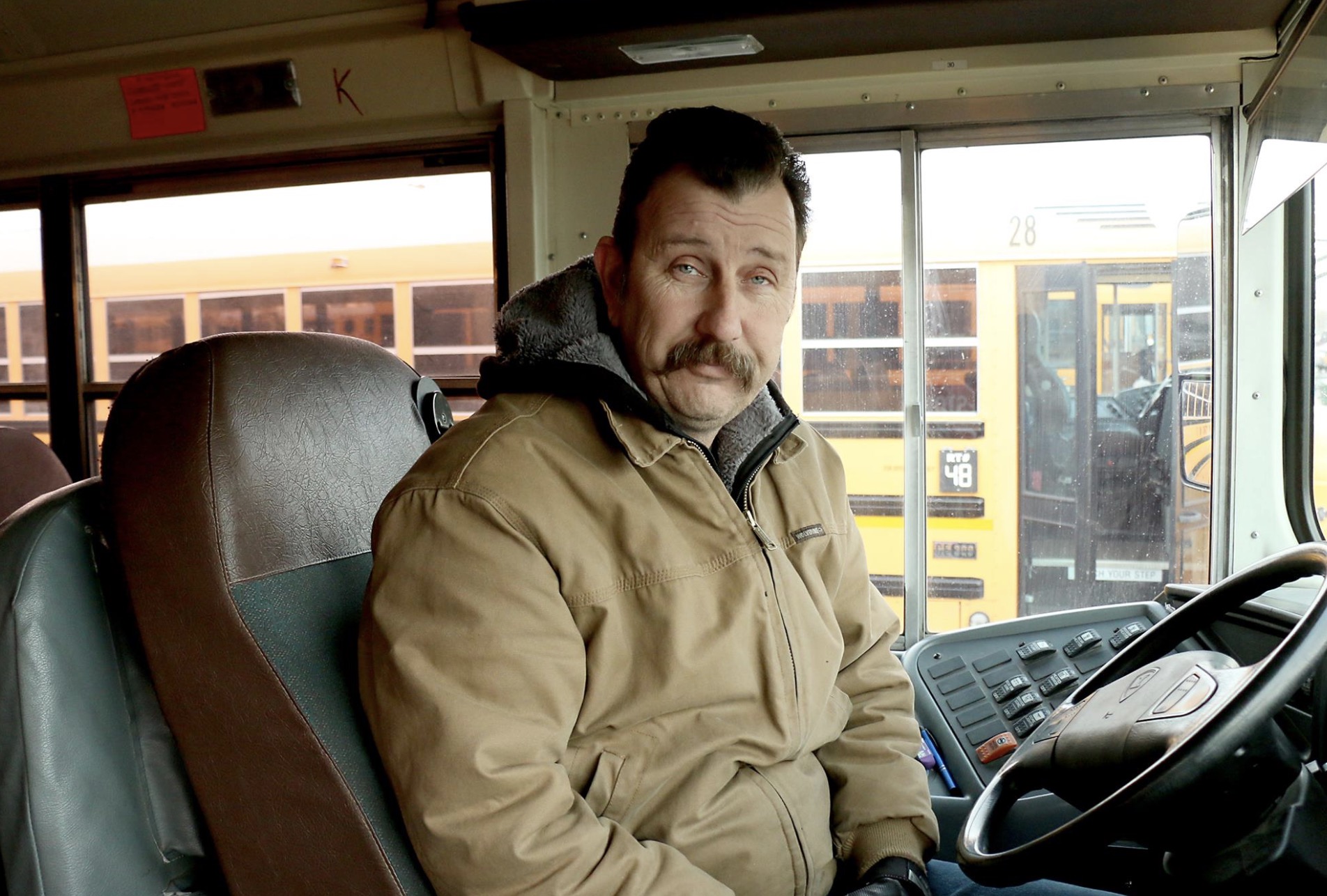 Шофер автобуса. Водитель автобуса микроавтобуса. Счастливый водитель автобуса. Водитель микроавтобуса. Водитель автобуса.