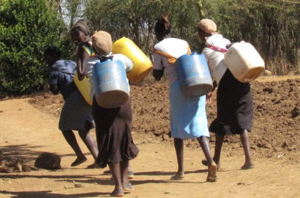 Samuel Irungu photographs women in Kenya walking to secure water (Samuel Irungu/World Vision)