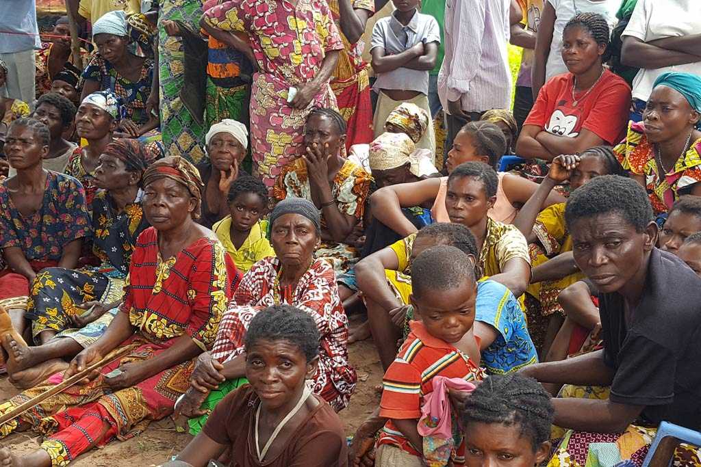 Formerly displaced people from Kasala village in Kasai province, Democratic Republic of Congo, await food distribution. Photo Credit: Joseph Mankamba/OCHA-DRC