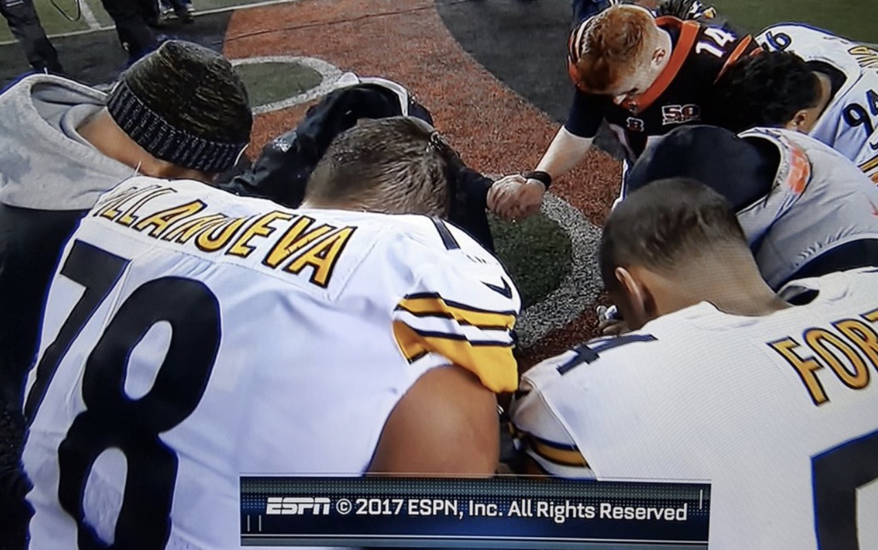 ‘Class Act’ NFL Player Stays on the Field to Pray With Opposing Team