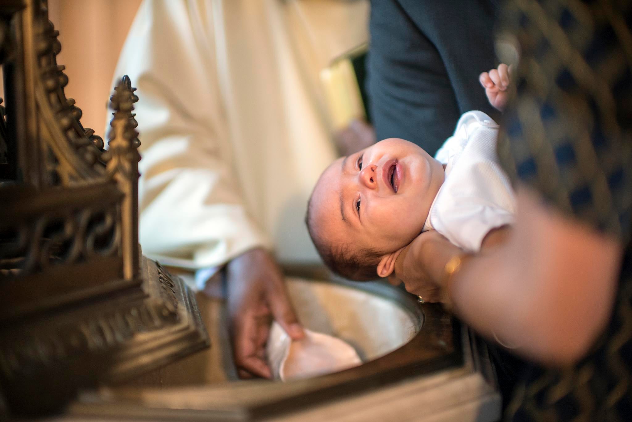 После крещения младенца. Крестины младенца. Обряд крещения ребенка. Обряд крещения детей Баптизм. Крещение ребенка католики.