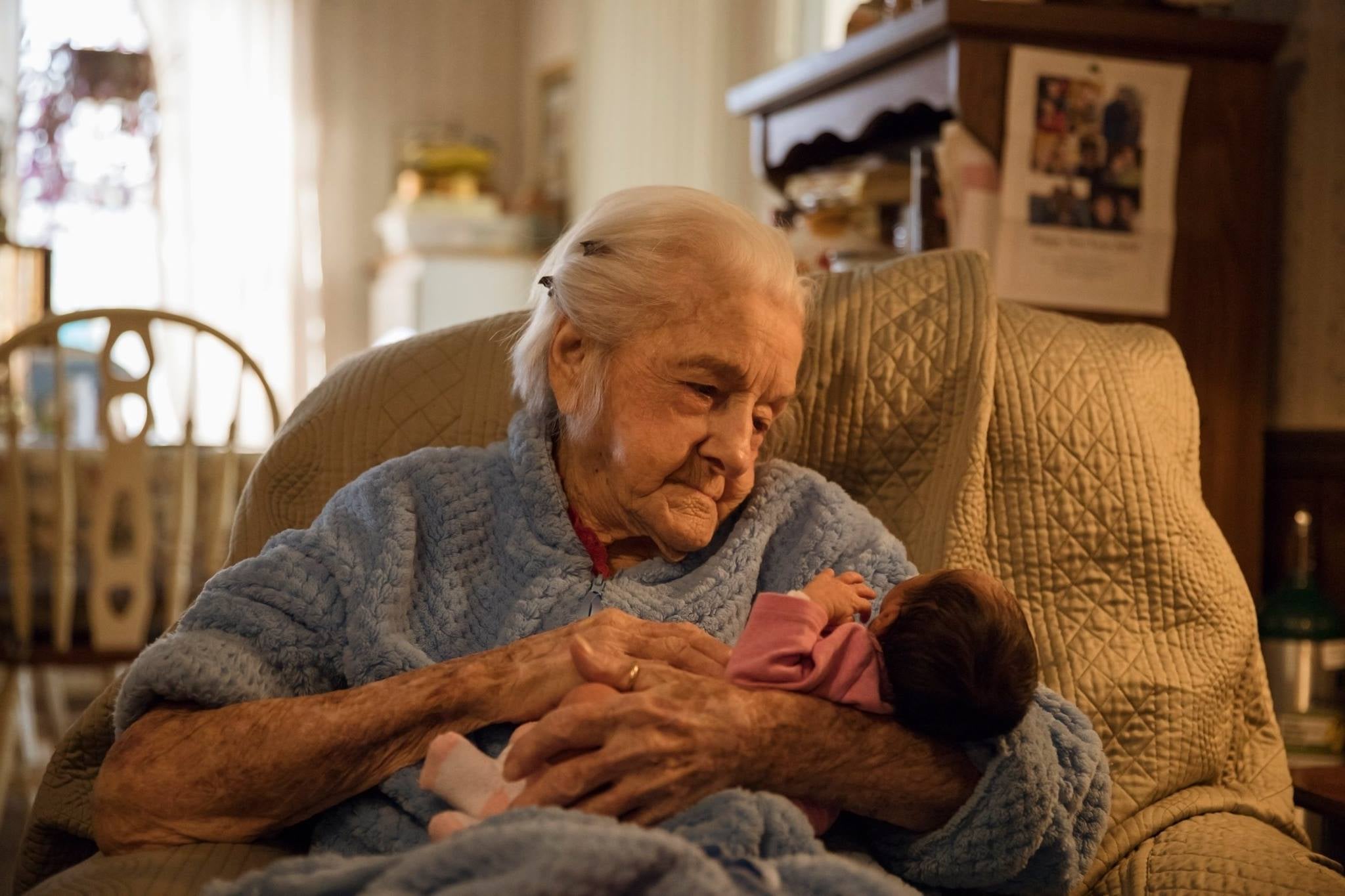 Прапрабабушка и праправнучка. Фото прабабушки и внучки. Фото прапрабабушки и её праправнучки. Правнучка на руках.