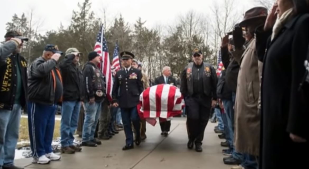 Hundreds of Strangers Attend Vet’s Funeral After Finding Out He Had No