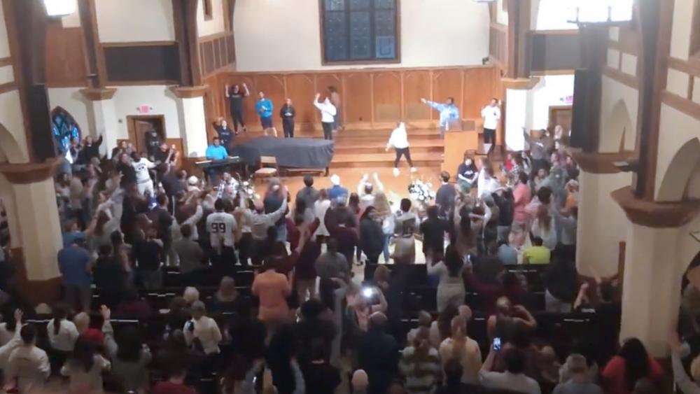 It Is Incredible': Filmmaker Alex Kendrick Visits Lee University Revival,  Fires of Awakening Spread to Multiple Campuses – Faithwire